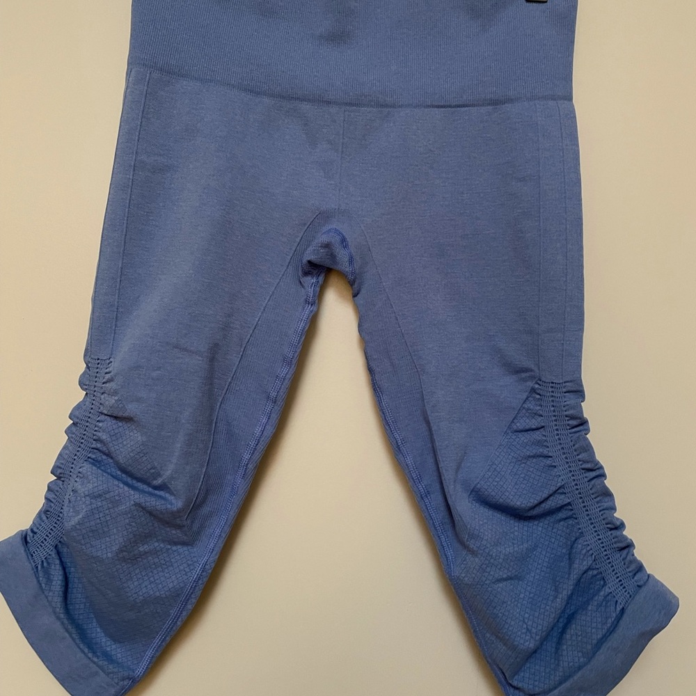 Lululemon leggings that are so cute and comfortable on! Excellent condition!